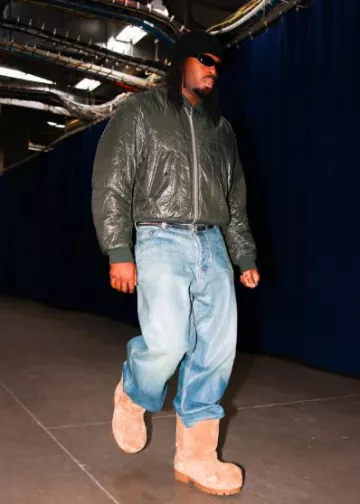 Bottes de neige Balenciaga Short Alaska en daim marron portées par Luguentz Dort sur le compte Instagram @okcthunder