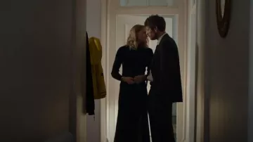 Robe en tricot fendue sur le côté Mango portée par Maddie Wilson (Niamh Algar) comme on le voit dans Playing Nice (S01E03)