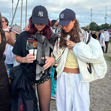 Tiffany & Co. Bague Knot Double Row Diamants portée par Dua Lipa au poste de Glastonbury le 1er juillet 2024