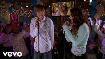 The shirt worn by Troy Bolton (Zac Efron) in HSM 1 (High School Musical 1)