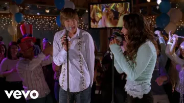La chemise portée par Troy Bolton (Zac Efron) dans HSM 1 (High School Musical 1)