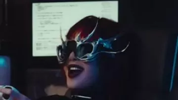 Lunettes de soleil métallisées de Lisa dans LISA - FUTW (Vixi Solo Version) (Clip Officiel)