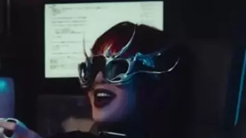 Gafas de sol metálicas de Lisa en LISA - FUTW (Vixi Solo Version) (Video Musical Oficial)