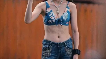 Bootcut denim flare jeans of Hikari Kuina (Aya Asahina) in Alice in Borderland (S02E01)