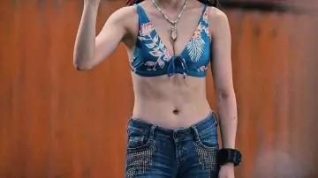 Bootcut denim flare jeans of Hikari Kuina (Aya Asahina) in Alice in Borderland (S02E01)