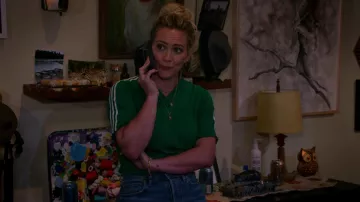 T-shirt vert Adidas Originals porté par Sophie (Hilary Duff) comme on le voit dans la garde-robe de la série télévisée How I Met Your Father (Saison 1 Épisode 3)