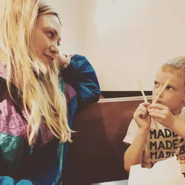 Le veste blouson bleu vert et violet de Hilary Duff sur son compte Instagram @hilaryduff