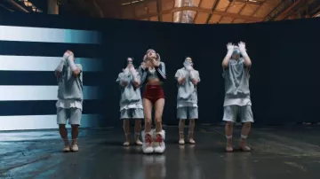 Bottes en fourrure blanche portées par Lisa dans sa vidéo de performance exclusive 'MONEY'