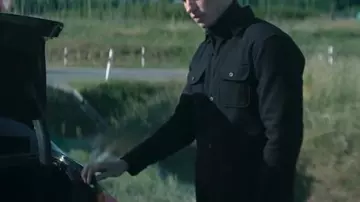 Surchemise noire de El Chacal (Eddie Redmayne) dans El día del Chacal (S01E04)