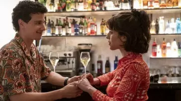 Le gilet rouge à motifs porté par Lucia Greco (Simona Tabasco) dans la série télé The White Lotus (Saison 2 Episode 7)