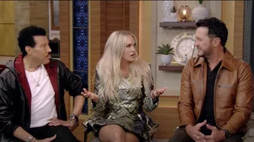 Robe blazer Zhivago Makin' Mischief portée par Carrie Underwood comme on le voit en LIVE avec Kelly et Mark le 5 mars 2025