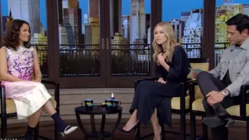 Robe midi Rachel Comey Lyss portée par Kelly Ripa comme on le voit dans LIVE with Kelly and Mark le 7 mars 2025