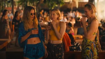 Poupette St Barth Boxer Lulu En Gauguin Bleu porté par Jaclyn Lemon (Michelle Monaghan) comme on le voit dans Le Lotus Blanc (S03E04)