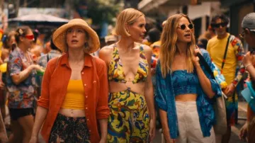 Poupette St Barth Kimono Bel En Gauguin Bleu porté par Jaclyn Lemon (Michelle Monaghan) comme on le voit dans Le Lotus Blanc (S03E04)