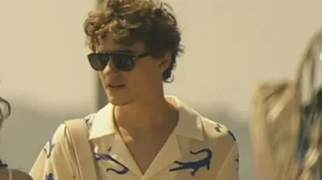 Le lotus blanc S03 Sam Nivola crocodile et chemise à imprimé floral de Lochlan Ratliff (Sam Nivola) dans le lotus blanc (S03E04)