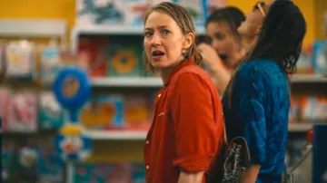 Mini mochila Goyard Alpin en negro y fuego usada por Laurie Duffy (Carrie Coon) como se ve en The White Lotus (T03E04)