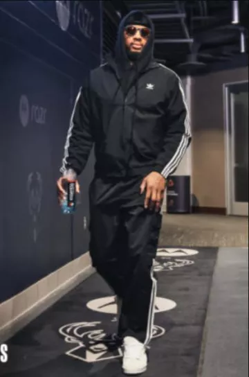 Baskets 'Huntington' en daim blanc Celine portées par Damian Lillard sur le compte Instagram @bucks
