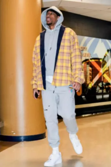 Chemise réversible à carreaux jaunes et roses Balenciaga portée par DeMar DeRozan sur le compte Instagram @sacramentokings