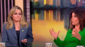 Blazer recortado de botonadura sencilla de la marca Golden Goose Deluxe usado por Sara Haines como se vio en The View el 7 de marzo de 2025