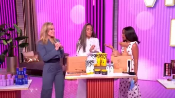 Pantalones cargo de pierna recta de la marca Golden Goose Deluxe usados por Sara Haines como se vio en The View el 7 de marzo de 2025