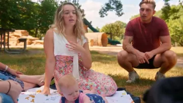 Vestido de mujer de H&M rosa y naranja usado por Baylen Dupree como se ve en Baylen Out Loud (S01E05)