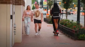Cow Babes Diseña Los Chloe Jeans usados por Baylen Dupree como se ve en Baylen Out Loud (S01E06)