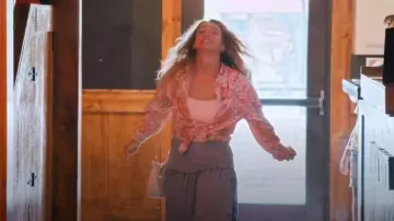 Shein Vcay Falda midi de mezclilla con abertura alta estilo casual de vacaciones para mujer usada por Baylen Dupree como se ve en Baylen Out Loud (S01E06)