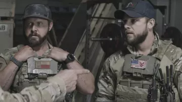 Configuration antenne/radio utilisée par Sonny Quinn (A. J. Buckley) dans l’équipe SEAL (S04E15)