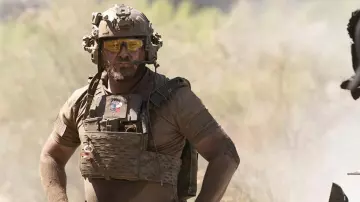 Gafas de sol tácticas usadas por Sonny Quinn (A. J. Buckley) como se ve en la serie de televisión SEAL Team (Temporada 6 Episodio 1)