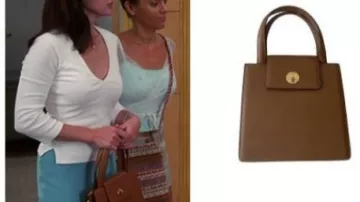 Bvlgari brown leather bag used by Prue Halliwell (Shannen Doherty) in Charmed (S02E05)