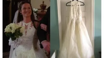 Vintage Gloria Vanderbilt wedding gown worn by Piper Halliwell (Holly Marie Combs) in Charmed (S03E15)