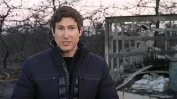 Chaqueta de plumón Boss Bergen usada por Sam Brock como se ve en Today el 10 de marzo de 2025