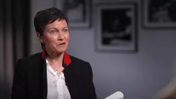 Zadig & Voltaire Twina Chemise en satin boutonnée sur le devant portée par Stephanie Gosk comme on le voit dans Today le 10 mars 2025