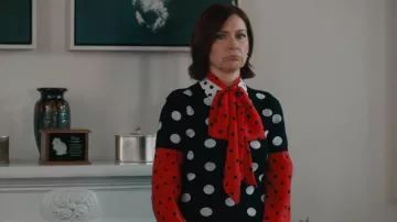 Blouse à col noué en soie Moschino à pois portée par Elsbeth Tascioni (Carrie Preston) comme on le voit dans Elsbeth (S02E12)