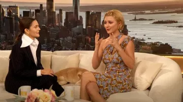 Vestido de cóctel de crepé sin espalda de un solo hombro con estampado floral de Versace usado por Julia Schlaepfer como se vio en The Drew Barrymore Show el 6 de marzo de 2025