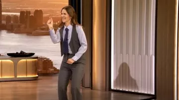 Gilet dos nu en sergé de laine vierge Tom Ford porté par Drew Barrymore, vu dans le spectacle Drew Barrymore le 6 mars 2025