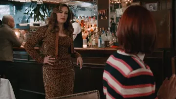 Cárdigan corto de jacquard de punto de leopardo de Versace usado por Pupetta DeMarco (Alyssa Milano) como se ve en Elsbeth (T02E14)