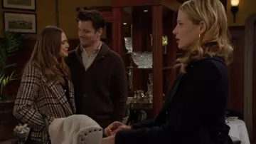 Avec Les Filles Abrigo de costura raglán a cuadros con solapa de muesca usado por Claire Grace (Hayley Erin) como se ve en The Young and the Restless el 6 de marzo de 2025