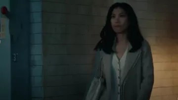 Abrigo de lana de Soia y Kyo Benicia usado por Melody 'Mel' Bayani (Liza Lapira) como se ve en The Equalizer (T05E10)
