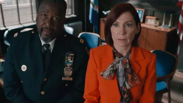 Kobi Halperin Luna Blusa Floral con Cuello Anudado usada por Elsbeth Tascioni (Carrie Preston) como se ve en Elsbeth (S02E14)