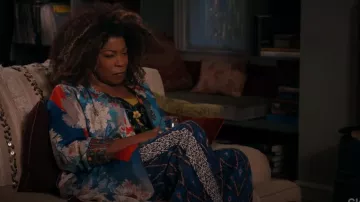 Johnny Was Sonnet Harmony Kimono réversible imprimé en soie porté par Viola 'Vi' Marsette (Lorraine Toussaint) comme on le voit dans The Equalizer (S05E10)