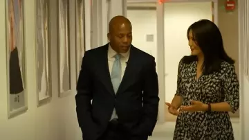 Derek Lam 10 Crosby Feather Scarf Neck Dress portée par Nancy Chen comme on le voit dans CBS Mornings le 10 mars 2025