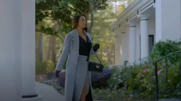 JLuxLabel Savannah Manteau en tweed ceinturé porté par le Dr Nicole Dupree Richardson (Daphnée Duplaix) comme on le voit dans Beyond the Gates (S01E01)