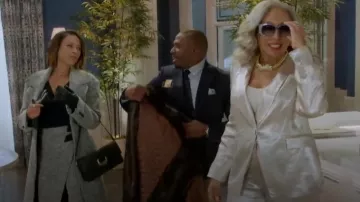 Hombro de hebilla tejida Donna Karan Valley Stream usado por la Dra. Nicole Dupree Richardson (Daphnée Duplaix) como se ve en Más allá de las puertas (S01E01)