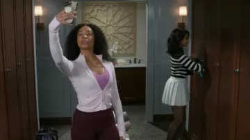 Collant taille haute Lululemon Fast and Free porté par Chelsea Hamilton (Rhonnirose Mantilla) comme on le voit dans Beyond the Gates (S01E01)