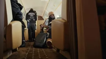 Jacquemus Moon Boot Bottes en mohair marron portées par Gazo à GAZO - HERMES