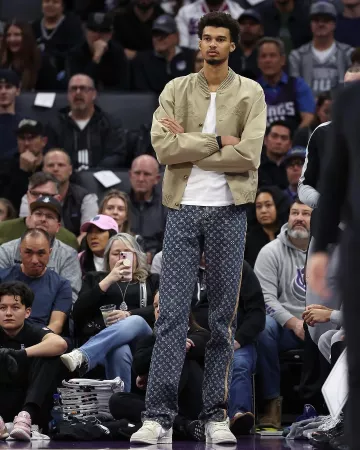 Chaqueta bomber bordada con el logotipo beige de Louis Vuitton que lució Victor Wembanyama en la cuenta de Instagram @nbafashionfits