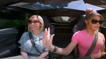 Blouse à fleurs à volants Doen Henri portée par Camille Grammer comme on le voit dans Denise Richards et ses choses sauvages (S01E01)