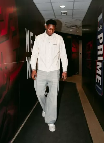 Jeans Baggy Inside-Out bleu clair Balenciaga porté par R. J. Barrett sur le compte Instagram @raptors