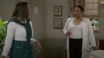 Berek Viva Glam Topper porté par Mona Wilson (Karan Kendrick) comme on le voit dans Beyond the Gates (S01E02)